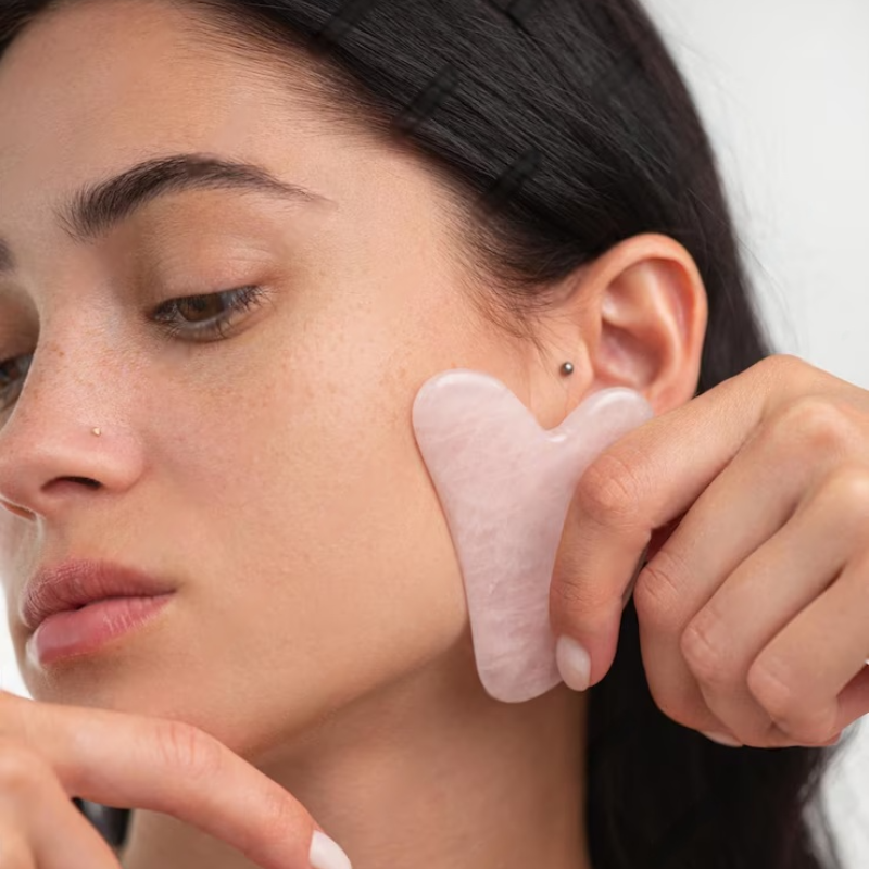 Gua-Sha et Rouleau Visage : Sublimez Votre Peau Naturellement - L&